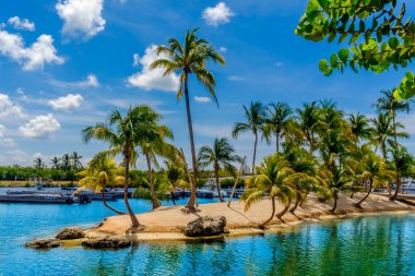 Grand Cayman, Cayman Adaları, Nisan 2018, Karayipler 'deki Camana Körfezi' nde insan yapımı ada.