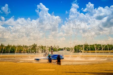 Grand Cayman, Cayman Islands, çeşmeden su üzerinde bir plaza Karayip Denizi tarafından başına oturmuş Nisan 2018, çocuklar
