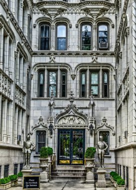 New York City, ABD, Mayıs 2018, top Irving Place, Manhattan onun cephesinde bitkiler tırmanma bir binanın