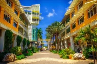 Grand Cayman, Cayman Adaları, Nisan 2018, Camana Körfezi 'ndeki Paseo, Karayip Denizi kıyısındaki modern bir sahil kasabası..