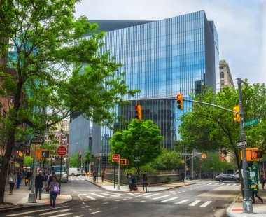 Uluslararası sigorta Astor Place görünümünde Stuyvesant sokaktan, East Village bina toplum