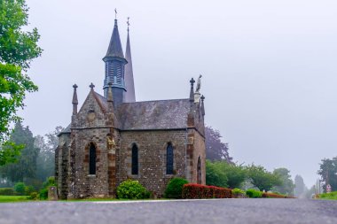 Orne, Normandiya, Haziran 2018, Şapel, Passais bir Fransız köyünde sisli bir akşam