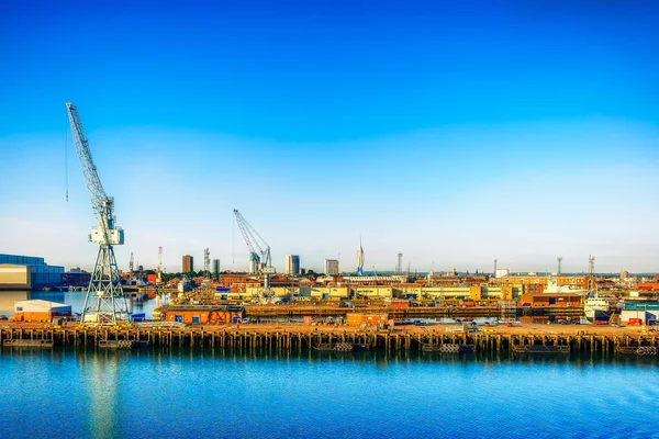 Portsmouth, İngiltere, Haziran 2018, Portsmouth port geç akşam