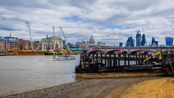 ロンドン 2018年8月 テムズ川の南岸の干潮時の建設バージと北岸の建設工事 — ストック写真