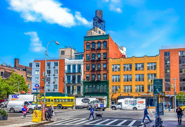 Bowery ve Bleecker Street, East Village Manhattan New York City, ABD, Mayıs 2018, kentsel sahne