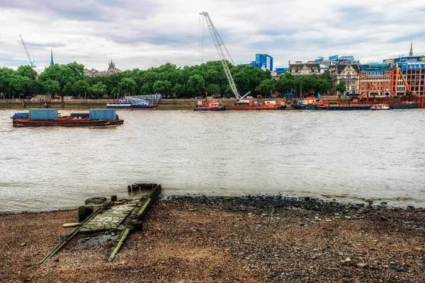 位于英国伦敦的泰晤士河南岸 面对正在建设的北岸 在低潮时 废弃的出租车在河畔铺路 — 图库照片