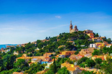 Notre Dame de la Garde Bazilikası 'na giden tepe, Marsilya, Fransa