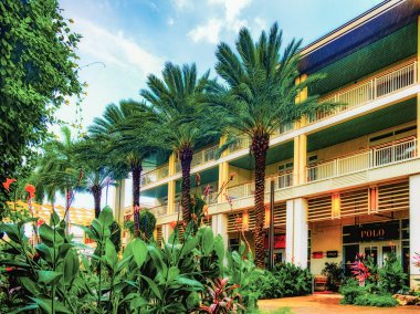 Grand Cayman, Cayman Adaları, Paseo Camana Körfezi 'nde yağmurlu bir günde Karayipler' de modern bir sahil kasabası.