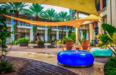Grand Cayman, Cayman Adaları, Ağustos 2018, yaya Camana koyunda modern waterfront şehrin Karayipler Bölgesi