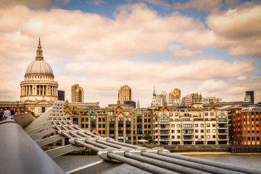 St. Paul Katedrali yaz mevsiminde Millennium Köprüsü 'nden günbatımında Londra' da görülecek.