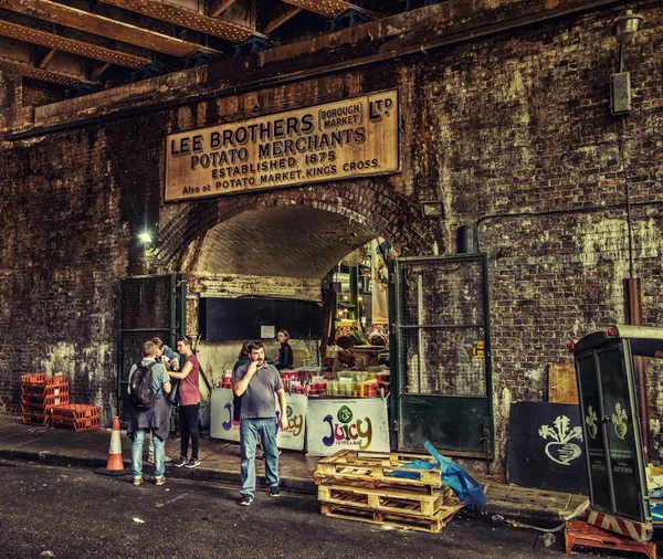 London Aug 2018 Urban Scene Borough Market Старою Рекламною Ознакою — стокове фото