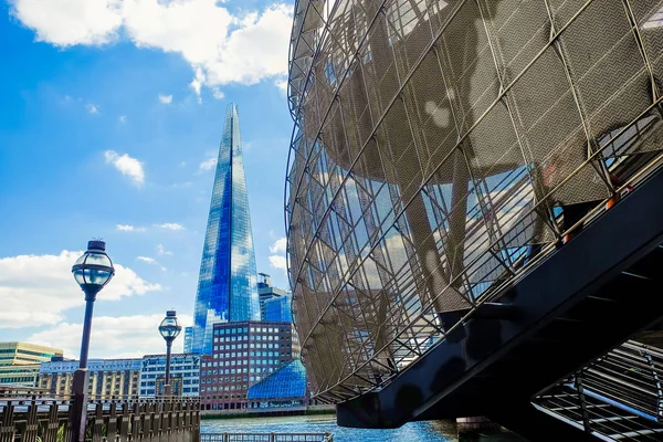 英国伦敦 2018年8月 从泰晤士河北岸伦敦桥楼梯底部的碎片建筑视图 — 图库照片
