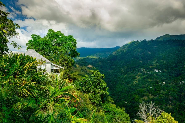 Yemyeşil bitki örtüsü mavi dağlarda çevrili Kingstown, Jamaika, Caribbean tarzı değirmenin