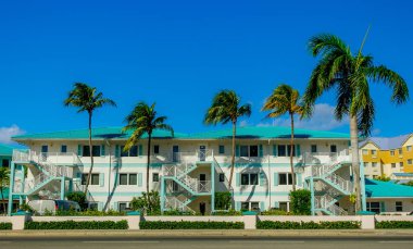 Grand Cayman, Cayman Adaları, Ağustos 2018, cephe yoldan görmek bir Caribbean beach Resort