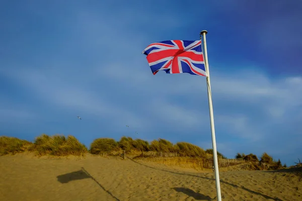 Brytyjska Flaga Przed Wydmą Camber Sands Beach East Sussex Wielka — Zdjęcie stockowe