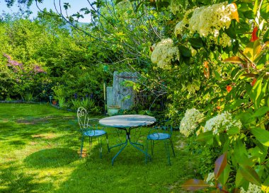 Bir masa ve sandalyeler için aile bir bahçede, Provence Fransa set