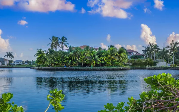 Widok Obszar Grand Harbour Grand Cayman Island Otoczony Kanałami Prowadzącymi — Zdjęcie stockowe