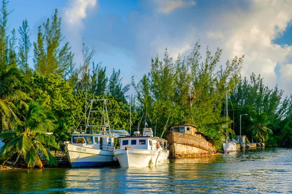 Grand Cayman Kajmany 2018 Czerwca Łodzie Jednym Kanałów Prowadzących Morza — Zdjęcie stockowe