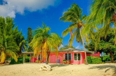 Little Cayman, Cayman Adaları, Kasım 2018, Güney delik Sound üzerinde pembe Karayip tarzı ev