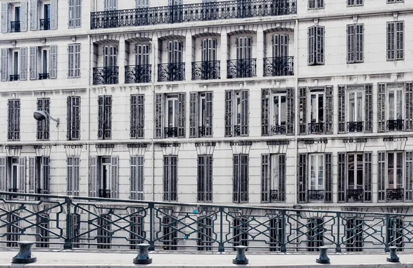 マルセイユ フランス 2018年6月 橋から見えるハウスマン様式の建物のファサード — ストック写真