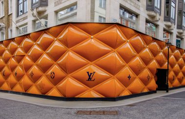 Londra, İngiltere, Mart 2019, Mayfair bölgesinde bir Louis Vuitton mağazası için inşaat alanı çiti panelleri 