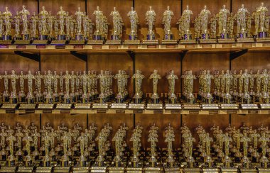 Los Angeles, California, Mart 2019, Oscar Statuettes kopyaları 'Hollywoodland Experience' hediyelik eşya dükkanı