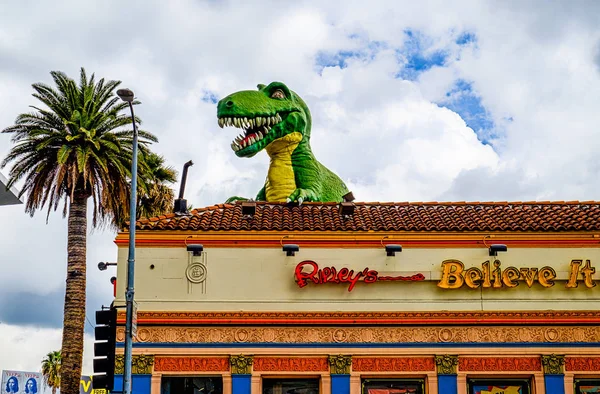 Los Ángeles California Marzo 2019 Estatua Dinosaurio Techo Del Museo — Foto de Stock