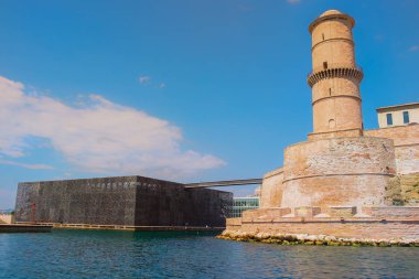 Marsilya, Fransa, Haziran 2018, Akdeniz'den Mucem müzesi ve Fanal kulesi