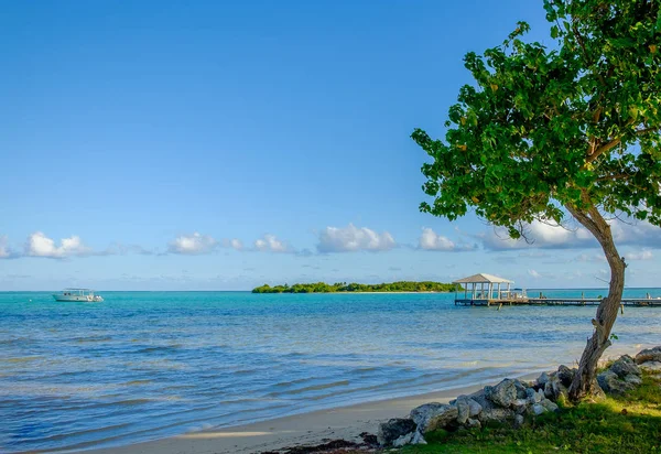 Küçük Cayman, Cayman Adaları, South Hole Sound üzerinde plaj