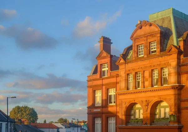 Londra, İngiltere, Eylül 2018, Wimbledon Village 'da günbatımında Ivy Caf binasının en üst kısmı.