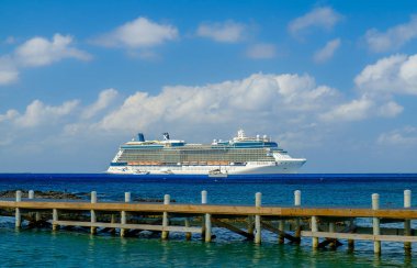 Grand Cayman, Cayman Adaları, Aralık 2018, George Town sahili tarafından demirlemiş Ünlü Ekinoks yolcu gemisi