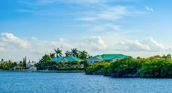 Grand Cayman Kajmany Styczeń 2019 Domy Nad Morzem Karaibskim Dzielnicy — Zdjęcie stockowe