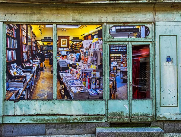 Domfront, Fransa, Şubat 2019, Normandiya bir ortaçağ kasabasının yüksek sokakta kapalı bir dükkan penceresinde trompe l'oeil fotoğraf tutkal