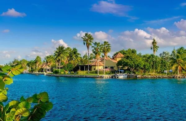 Grand Cayman, Cayman Adaları, Jan 2019, valiler Creek bölgesinde Karayip Denizi tarafından Villa
