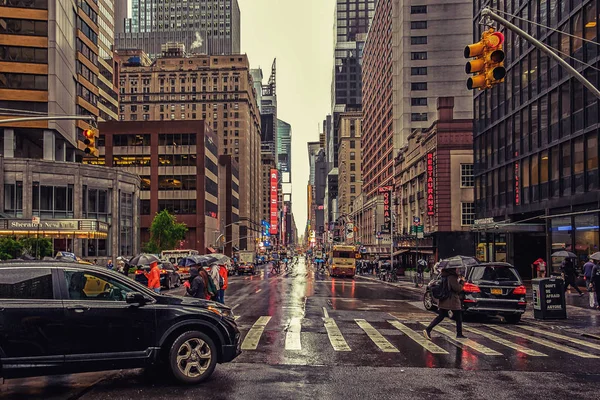 2019 맨해튼의 비오는 번가에 — 스톡 사진