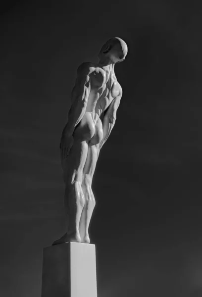 Hertfordshire Reino Unido Sept 2018 Escultura Hombre Desnudo Pie Jardín —  Fotos de Stock