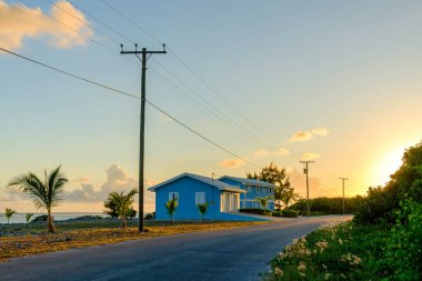 Little Cayman, Cayman Adaları, Kas 2018, gün batımında Karayip Denizi ve Guy Banks rd arasında mavi ev