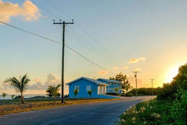 Little Cayman, Cayman Adaları, Kas 2018, gün batımında Karayip Denizi ve Guy Banks rd arasında mavi ev