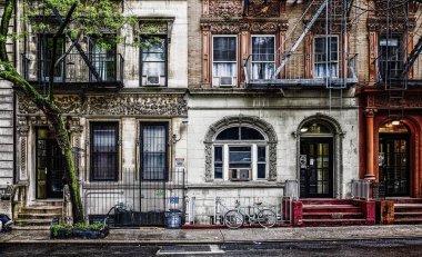 New York City, ABD, Mayıs 2019, 51. Cadde, Hell 's Kitchen, Manhattan' daki eski binaların cephesi
