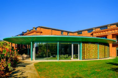 Watford, İngiltere, Eylül 2018, güneşli bir günde İngiltere, Hertfordshire 'da The Grove Otel' in olay yeri binasının manzarası