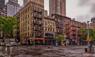 New York City, ABD, Mayıs 2019, Hell's Kitchen, Manhattan'daki 51st St & 9th Avenue'de yağmurlu bir günde şehir sahnesi
