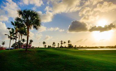 Grand Cayman, Cayman Adaları, Jan 2019, günbatımı Golf Sahası