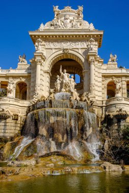 Marsilya, Fransa, Mart 2019, Palais Longchamp 'ta su şatosu olarak bilinen çeşmeye yakın dört büyük boğa ve üç kadın heykeli..