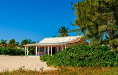 Little Cayman, Cayman Adaları, Kasım 2018, Güney delik Sound üzerinde pembe Karayip tarzı ev
