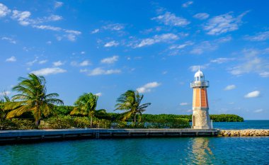 Grand Cayman, Cayman Adaları, Ocak 2019, Karayip Denizi kıyısındaki David Alexander Anderson Anıtı Deniz feneri