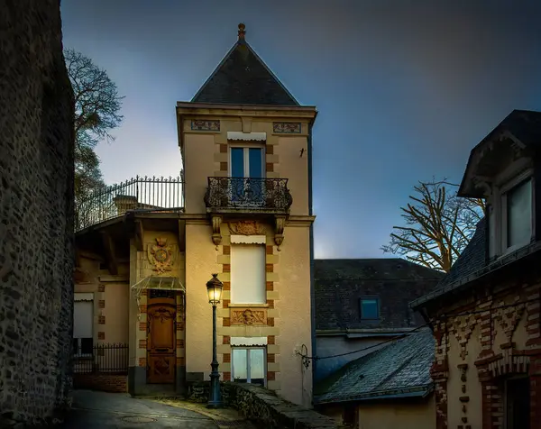 Mayenne Francja Luty 2019 Budynek Niebieskiej Godzinie Deptaku Oświetlony Latarnią — Zdjęcie stockowe