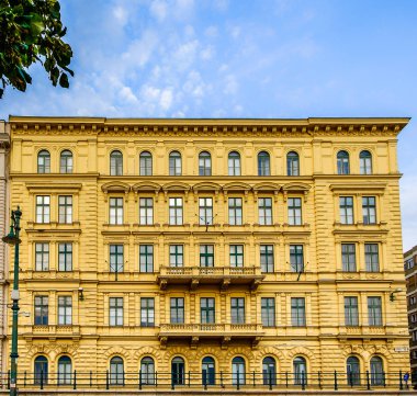 Budapeşte, Macaristan, Ağustos 2019, eski bir ahşap renkli bina manzarası