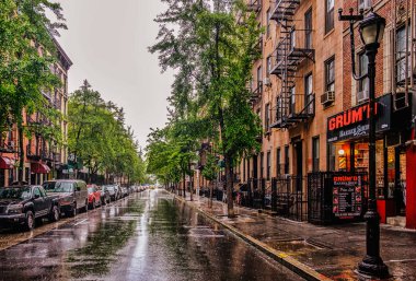 New York City, ABD, Mayıs 2019, Grum 'd berber dükkanı manzaralı yağmurlu bir günde, Hell' s Kitchen