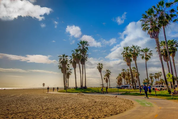 California Usa Marzec 2019 Ludzie Skuterami Venice Beach Ocean Front — Zdjęcie stockowe
