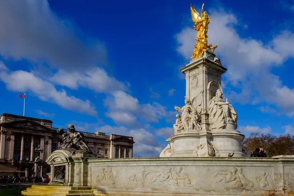 ลอนดอน สหราชอาณาจ นาคม 2019 มมองของอน สรณ สถานว คตอเร ยหน าพระราชว — ภาพถ่ายสต็อก